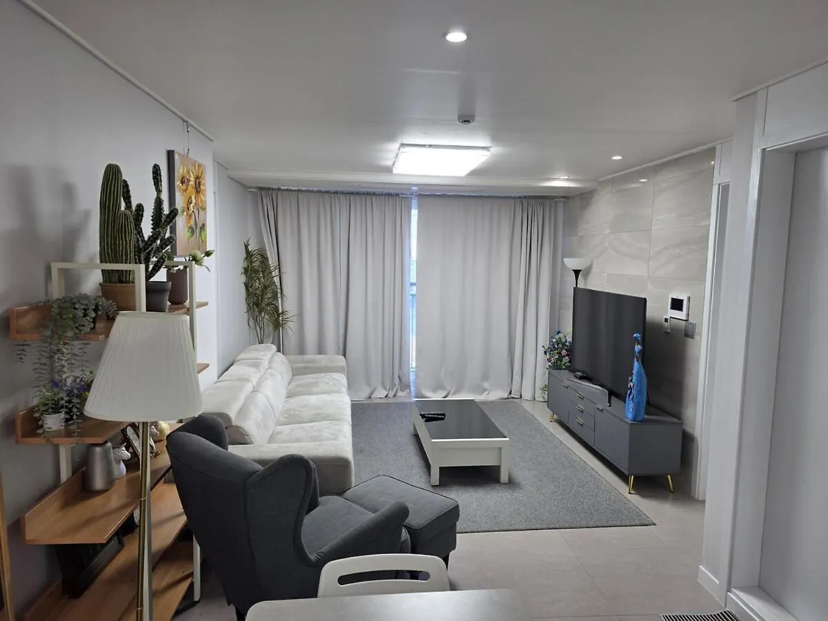 Apartemen 깔끔하고 이쁜 빌라, 공항 인근